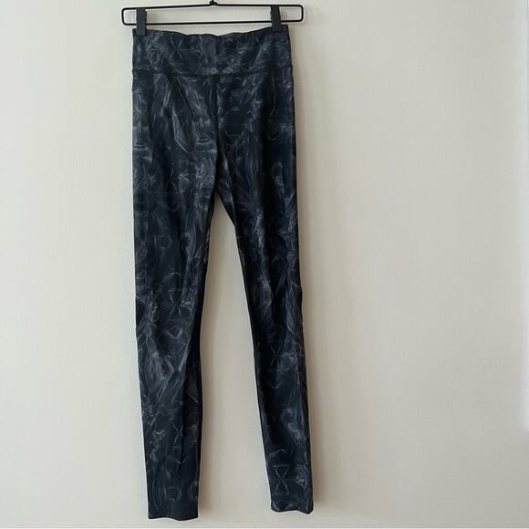 Sweaty Betty Zero Gravity Run Leggings in Tonal Iridescence - Picture 2 of 9